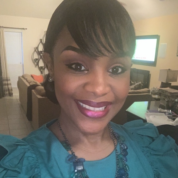 Meet your Posher, Jewels B. - Picture 1 of 1